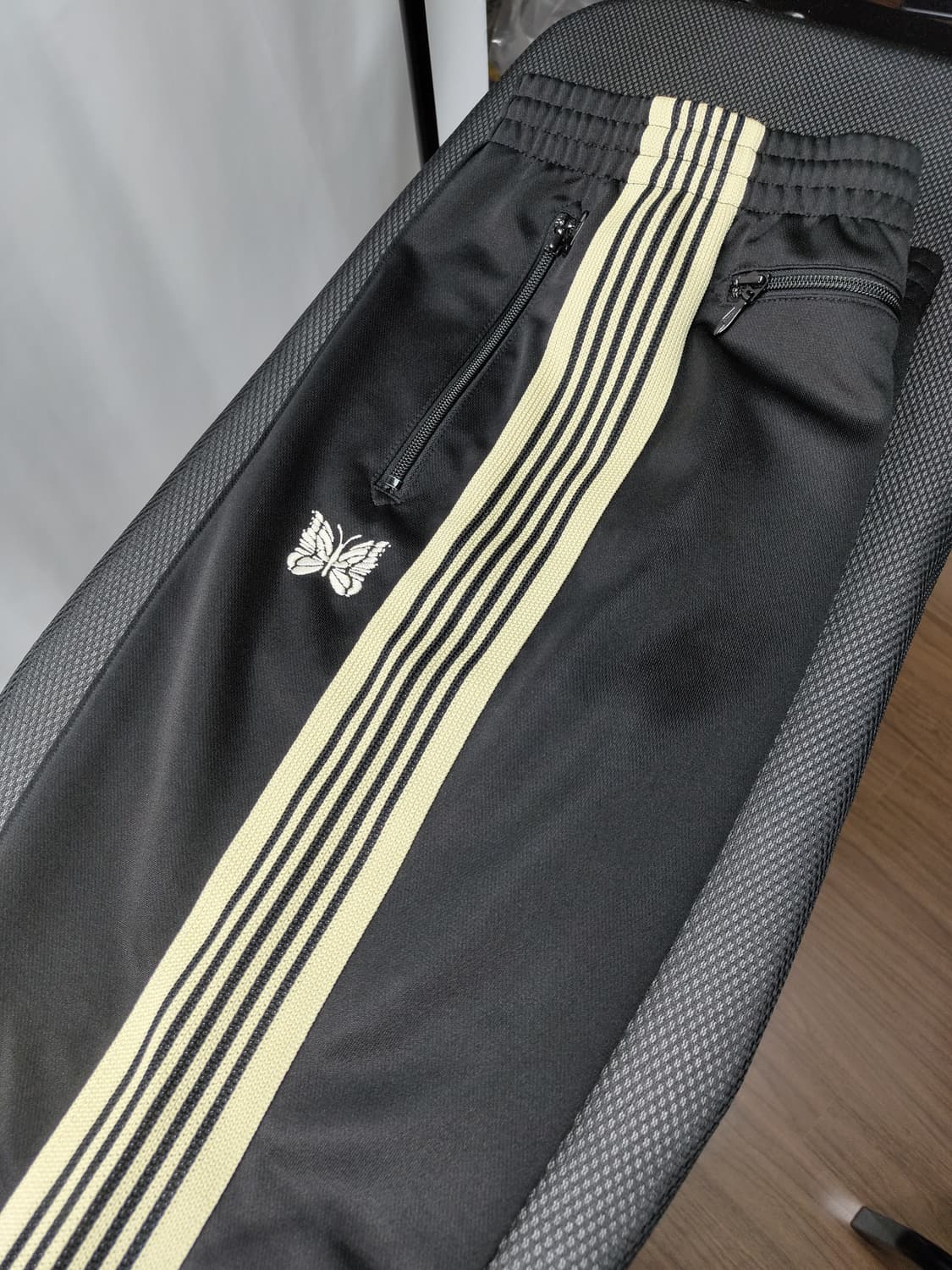 니들스 트랙팬츠 네로우핏 블랙/크림 s 상품이미지1