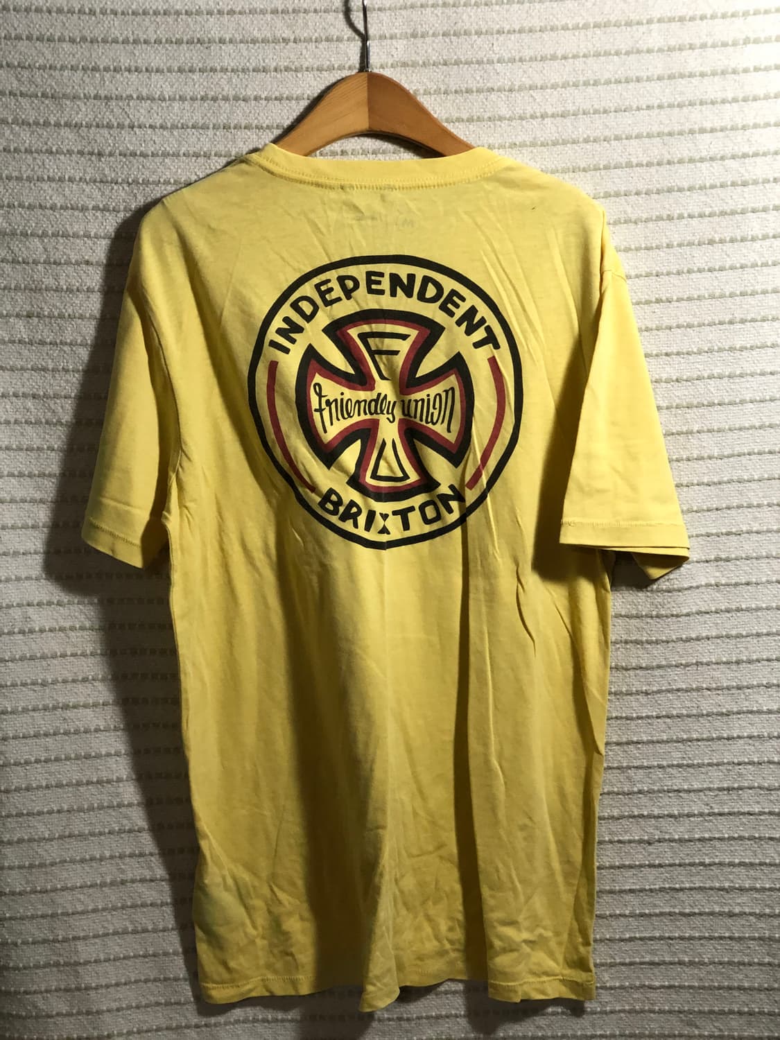 브릭스톤 인디펜던트 콜라보 옐로우 반팔 티셔츠 스케이트보드 상품이미지2