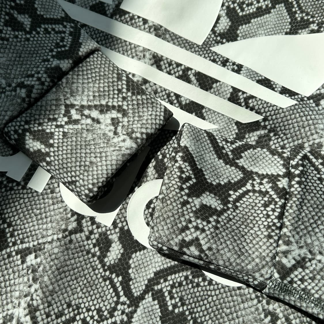 아디다스 x Hyke 파이어버드 스네이크 패턴 맨투맨 상품이미지7