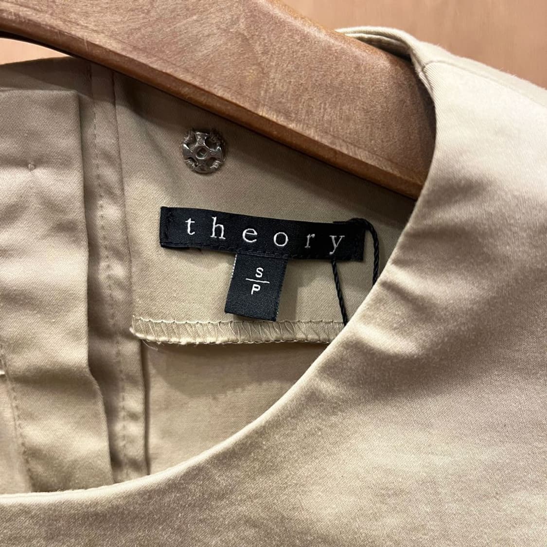 띠어리 코튼 베스트 백 버튼 클로징 사이드 사선 절개 디테일 베이지 상품이미지6