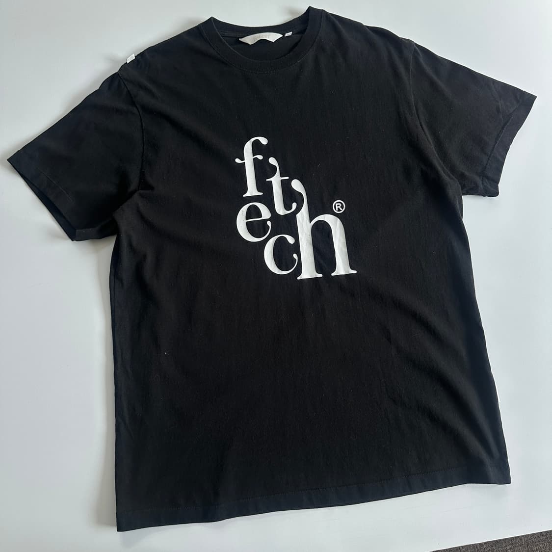 Fetch 패치 썬데이 스펠 로고 반팔티 상품이미지1
