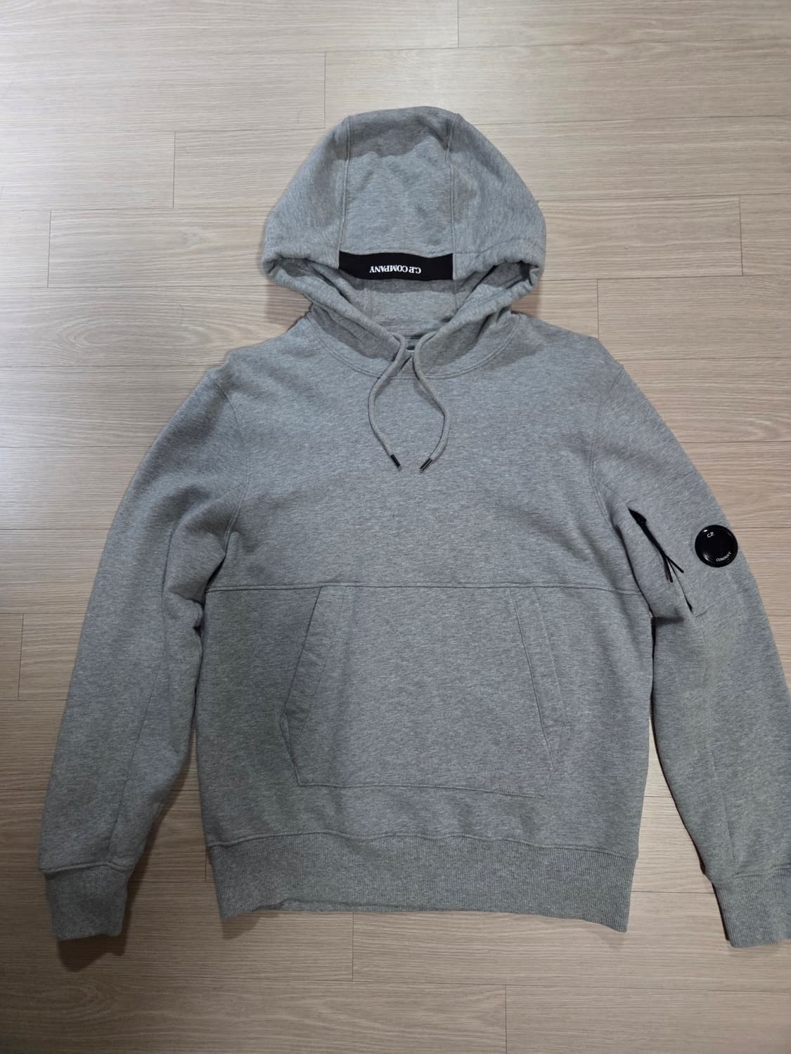 C.P컴퍼니 렌즈 와펜 후드 티셔츠 (M 그레이) 상품이미지1
