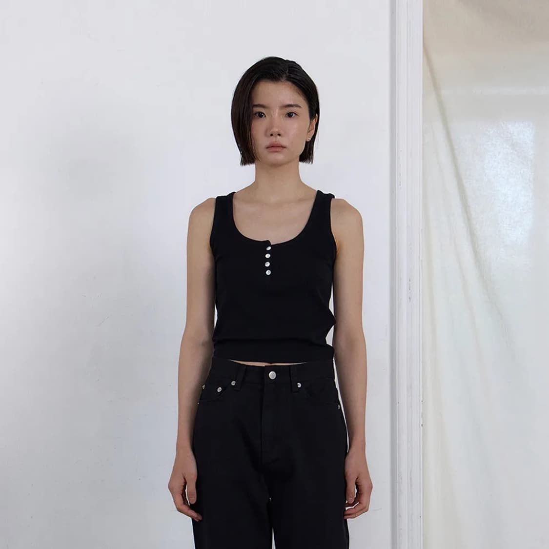 더 히어 Round Button Sleeveless 버튼 슬리브리스 상품이미지1