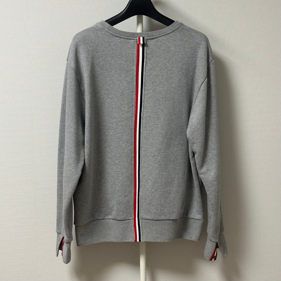 [5] 톰브라운 백삼선 맨투맨 그레이 상품이미지1