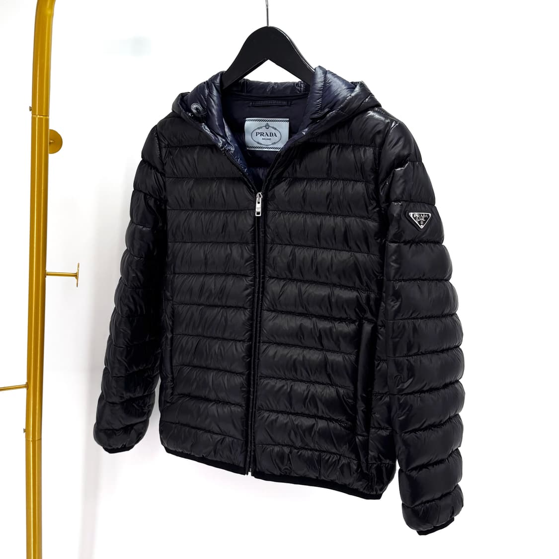 [40사이즈] 프라다 삼각로고 후드 경량패딩 블랙 (292009) 상품이미지1