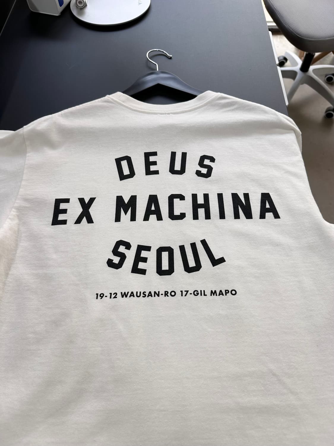 데우스 엑스마키나 SEOUL 백로고 반팔티 상품이미지5