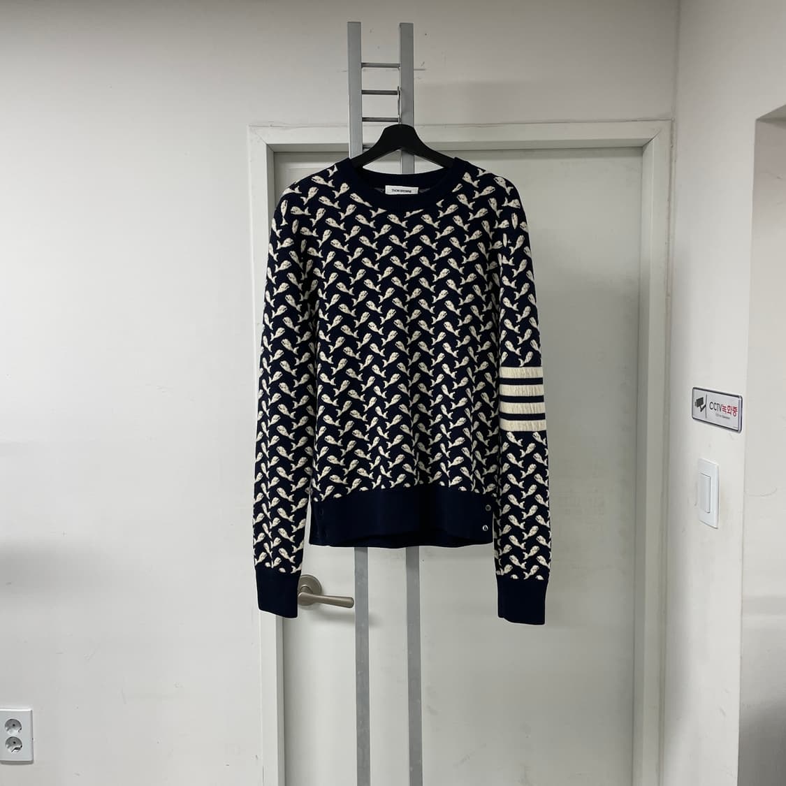 톰브라운 고래 사선 완장 니트 2 상품이미지1