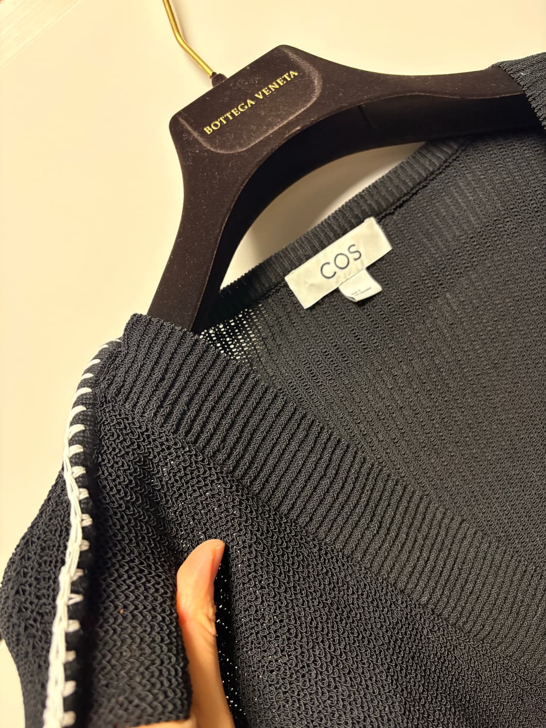 COS 블랙 브이넥 니트 베스트 상품이미지2