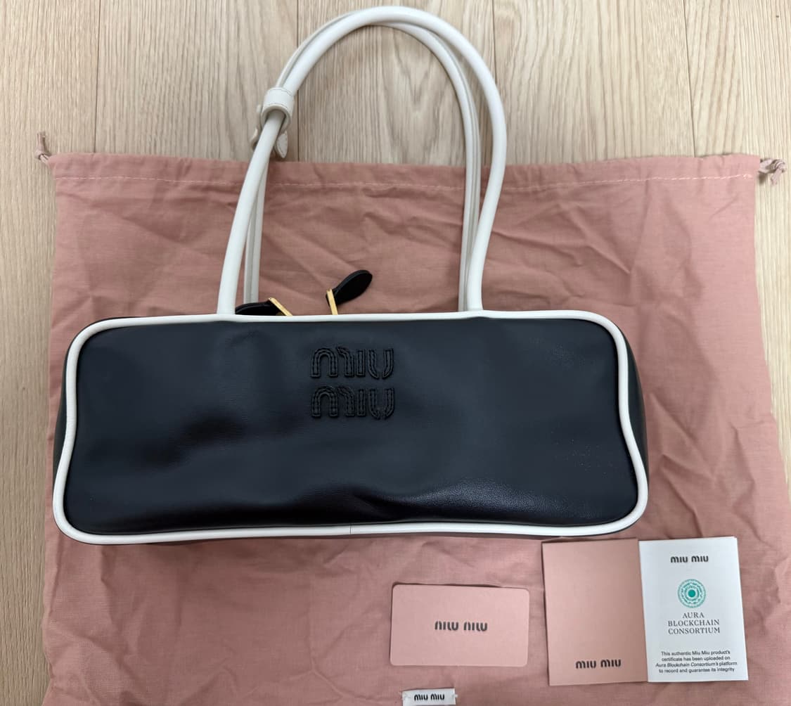 미우미우 보 엠보스 로고 레더 토트백 상품이미지1