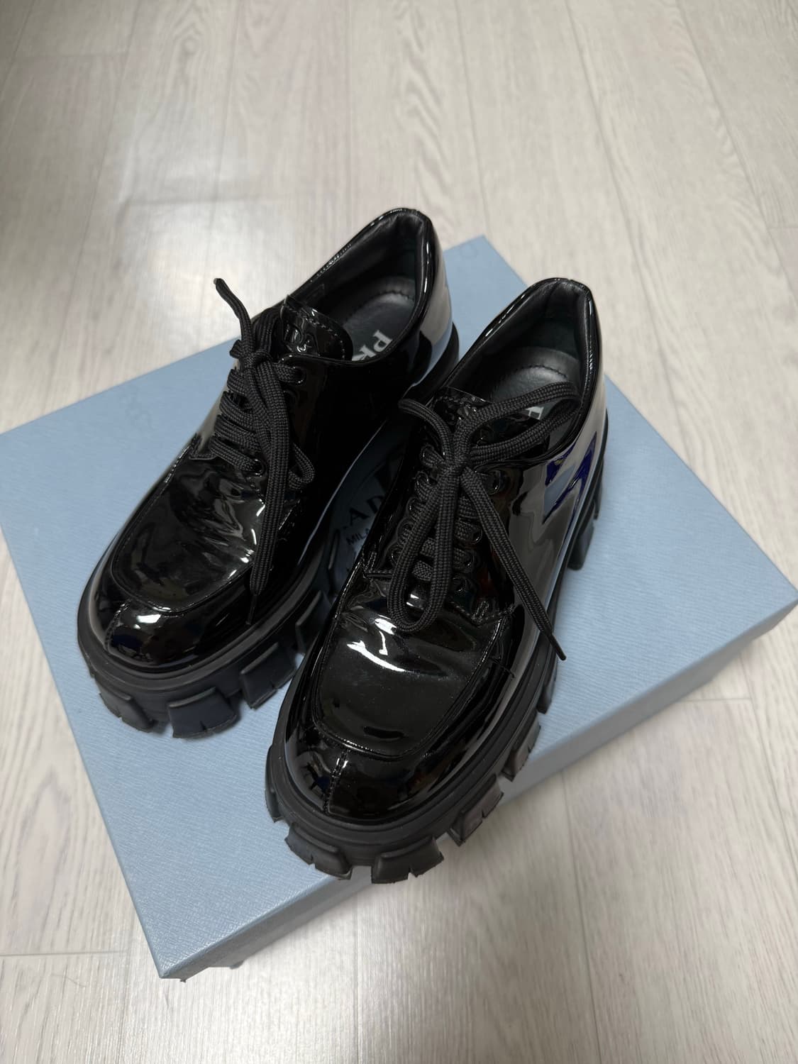 (PRADA) 프라다 블랙 에나멜 플랫폼 더비슈즈 -35 상품이미지1