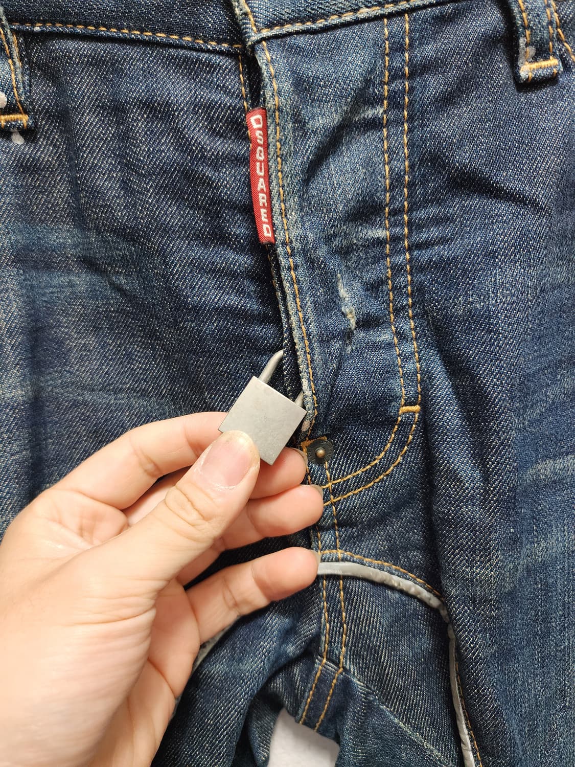 디스퀘어드2 자물쇠 디테일 리플렉티브 파이핑 청바지 상품이미지5