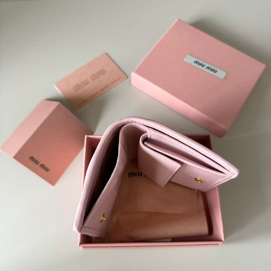 미우 미우 마테라쎄 나파 레더 카드 반지갑 알라바스터 핑크 상품이미지7