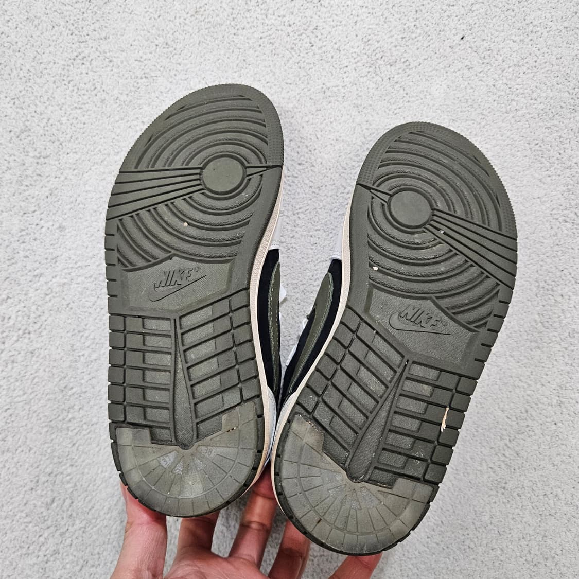 조던1 트래비스스캇 235 미디움 올리브 상품이미지5