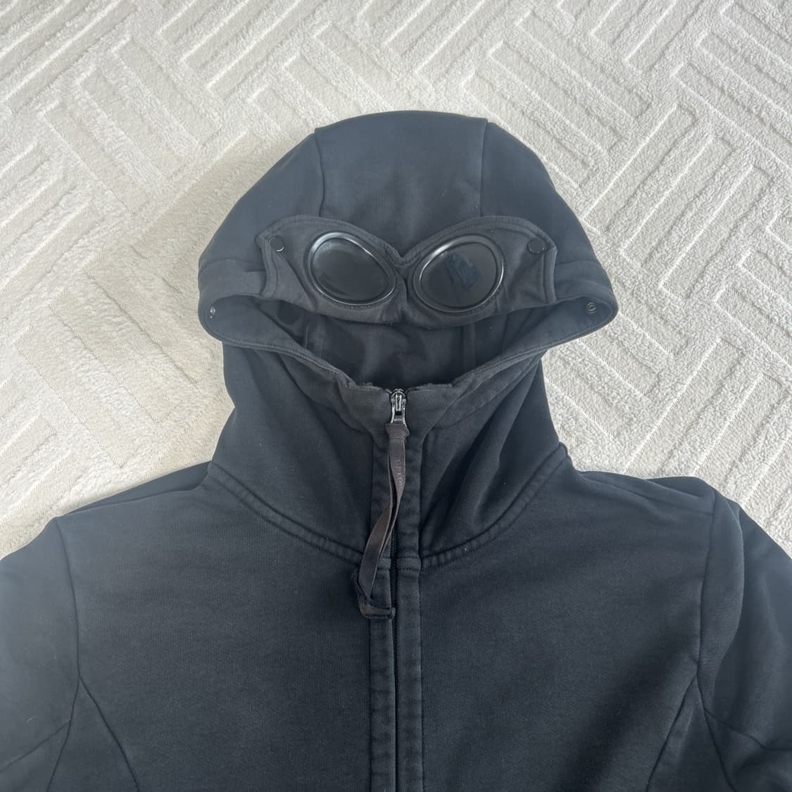 CP컴퍼니 고글 후드집업 블랙 상품이미지2