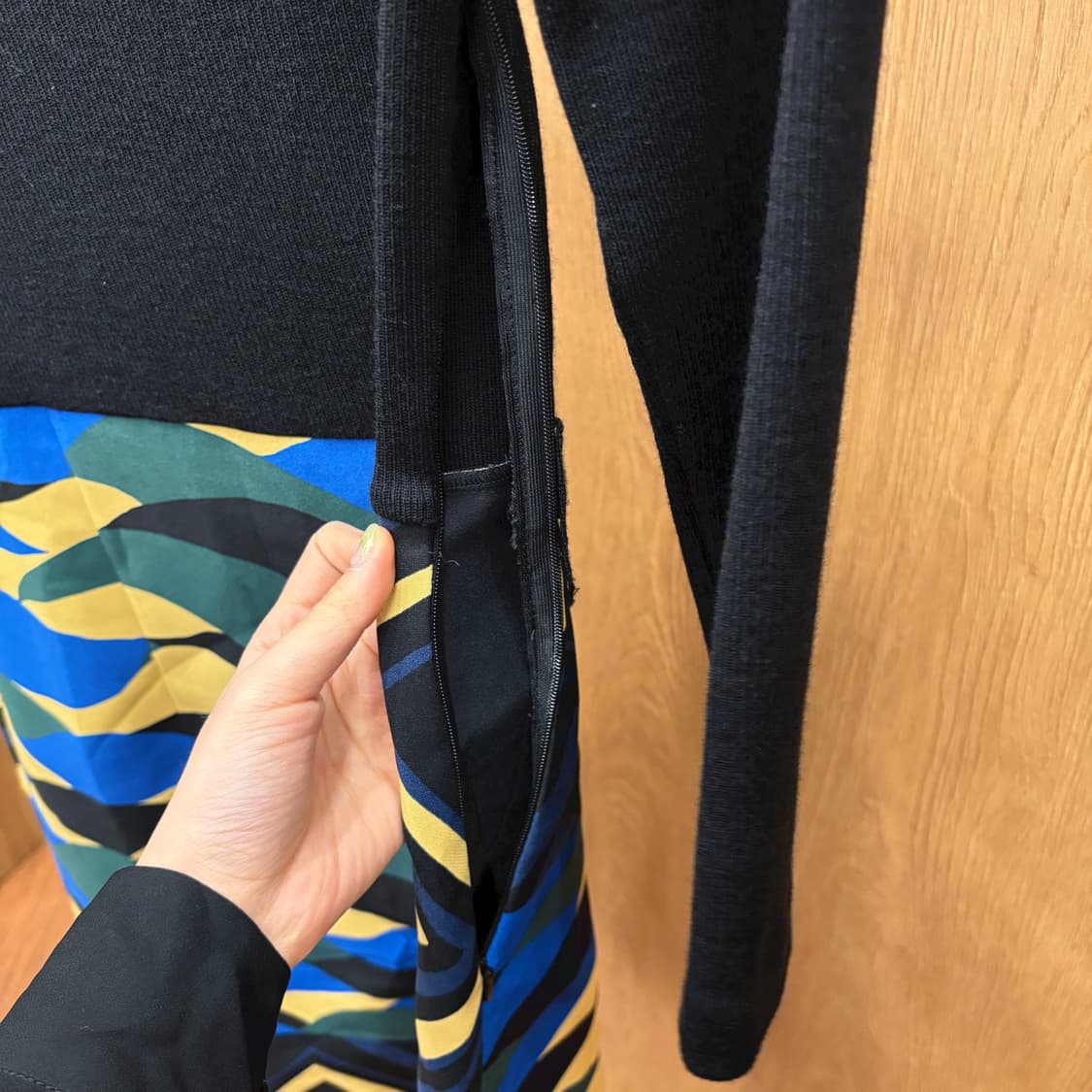 마렐라 니트 미디 원피스 블루 기하학 패턴 배색 사이드 지퍼 디테일 블랙 상품이미지6