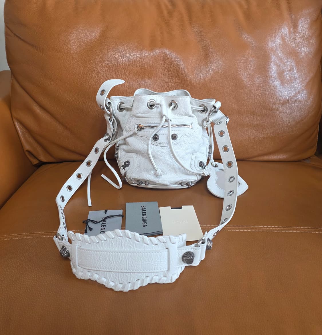 정품 발렌시아가 르카골 버킷백 xs 화이트 상품이미지5