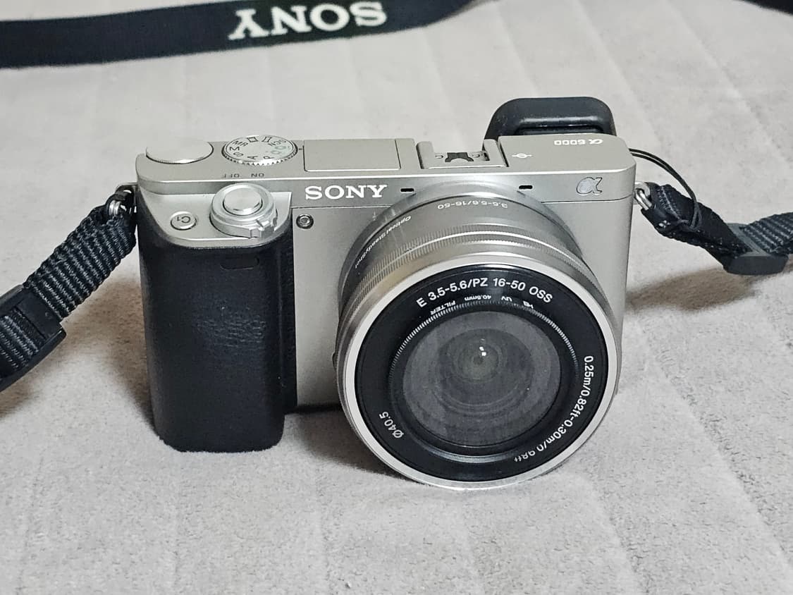 소니 A6000 미러리스 카메라 상품이미지1