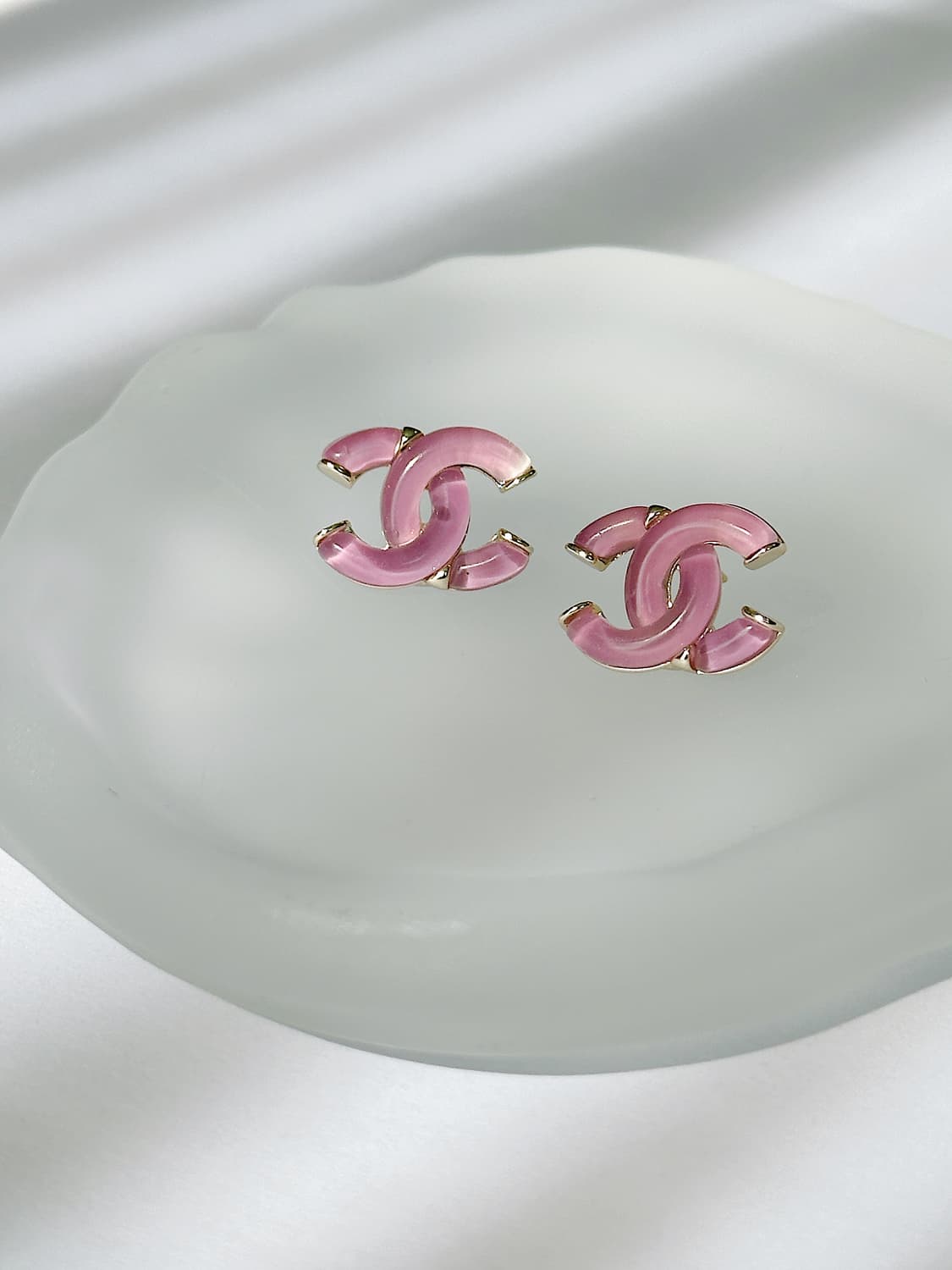 샤넬 에나멜 CC 퍼플 업사이클링 귀걸이 상품이미지1