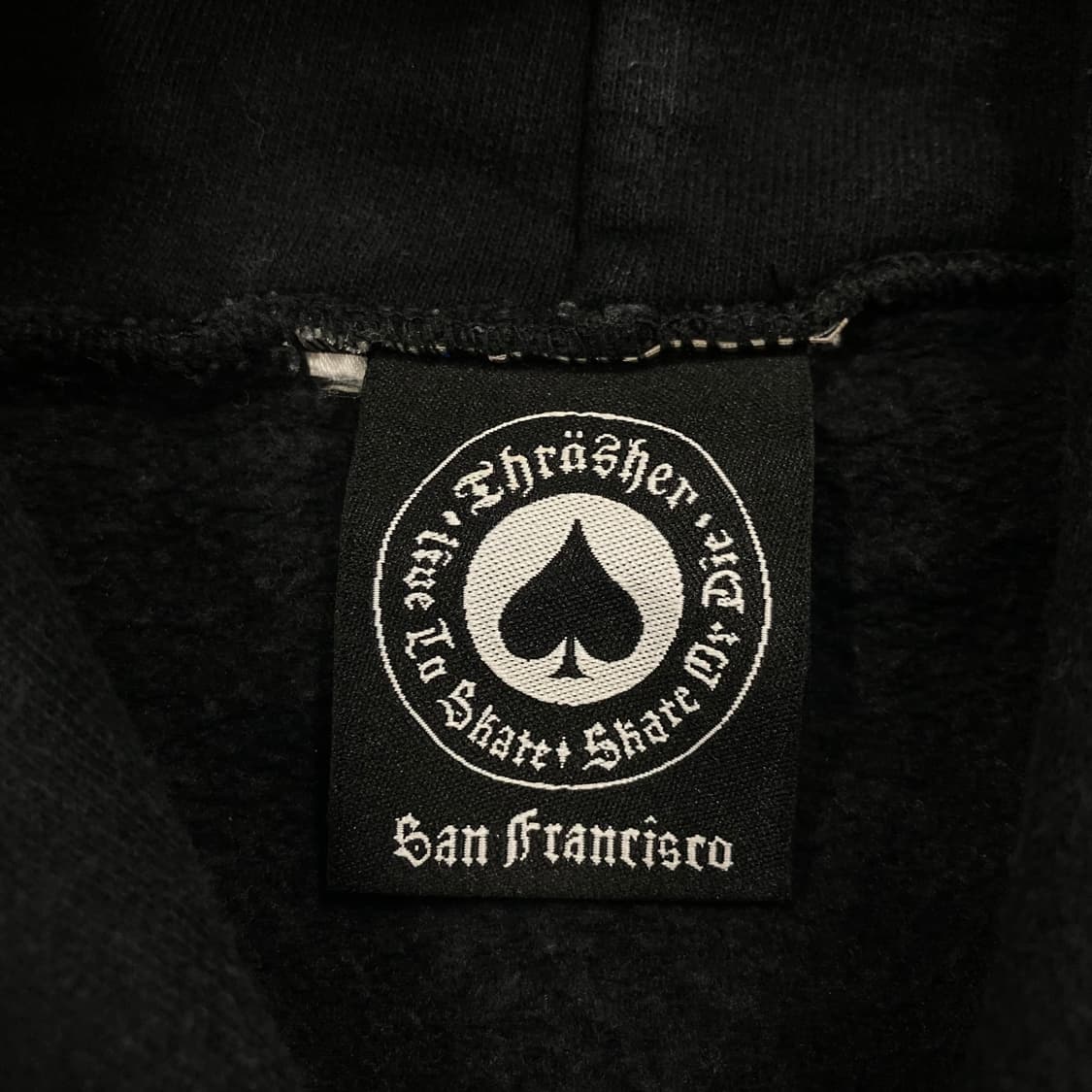 트래셔 블랙 컬러 스펠아웃 후드티 상품이미지3