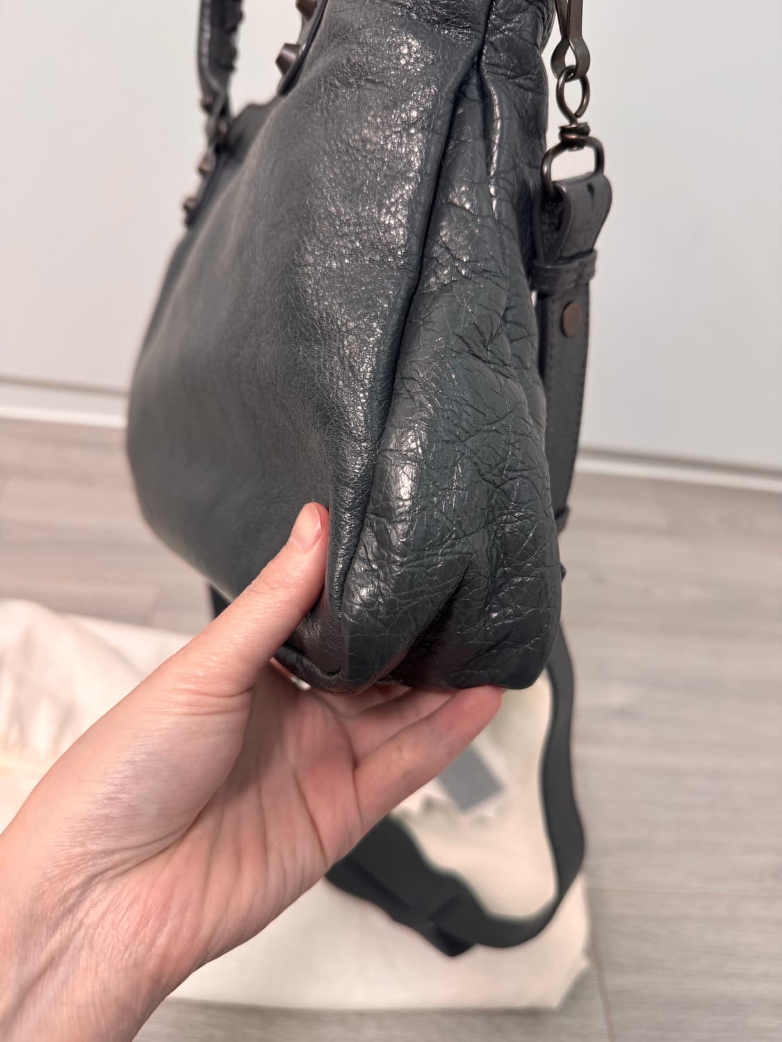 발렌시아가 모터백 퍼스트 다크그레이 s사이즈 상태 A+ 상품이미지7