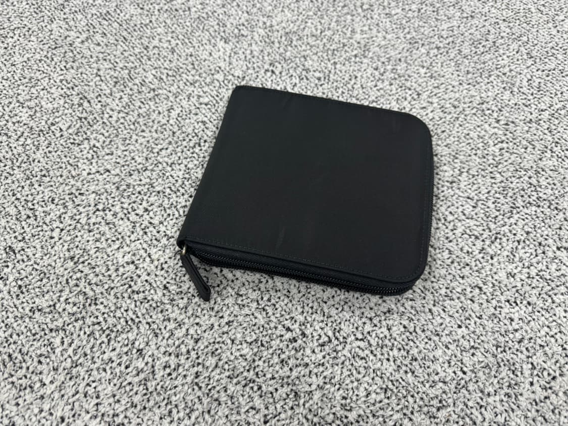 프라다 포코노 삼각로고 지퍼지갑 상품이미지2