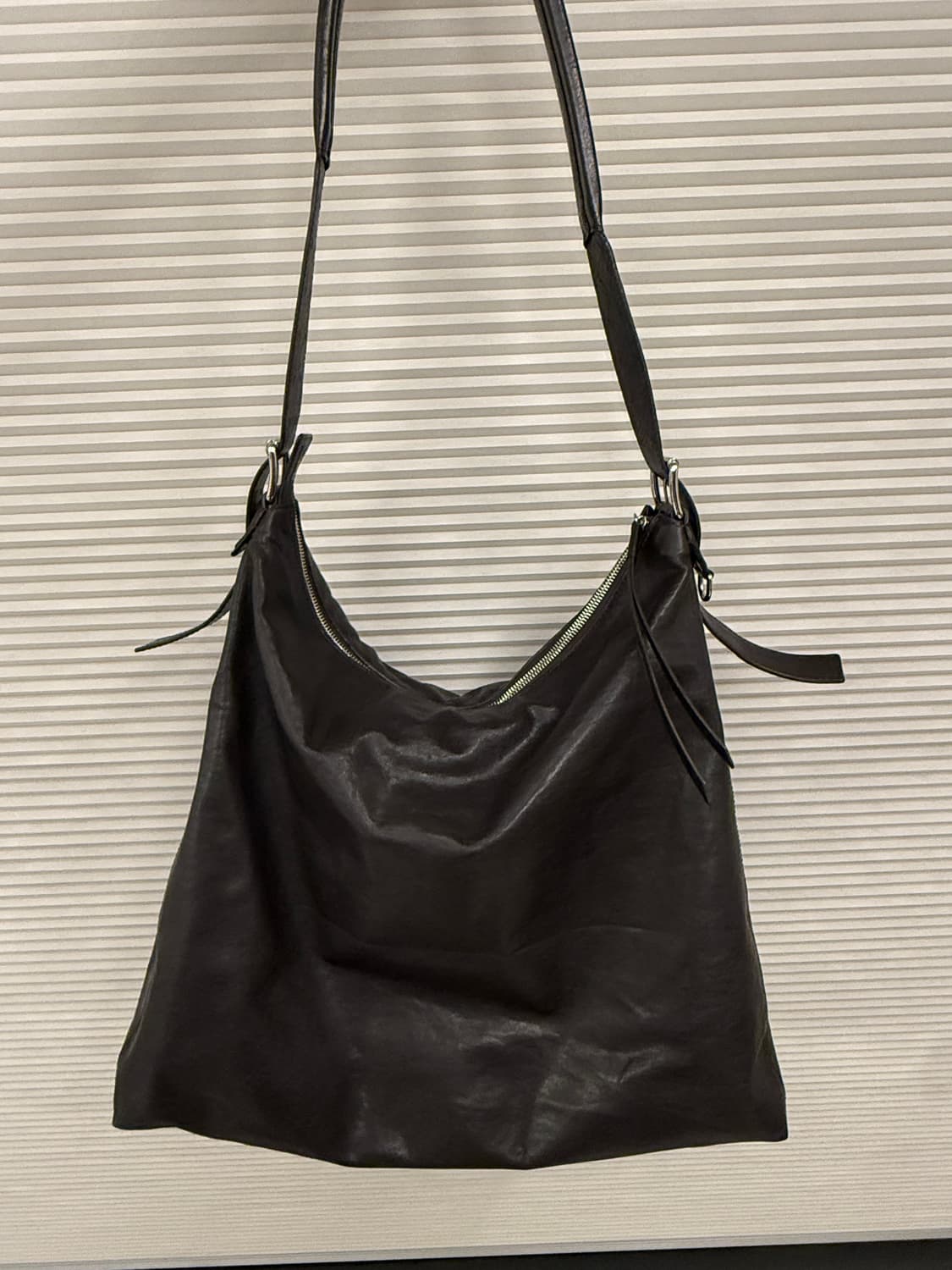 르메르 레더 벨티드 호보백 다크 초콜릿 판매합니다! 상품이미지2