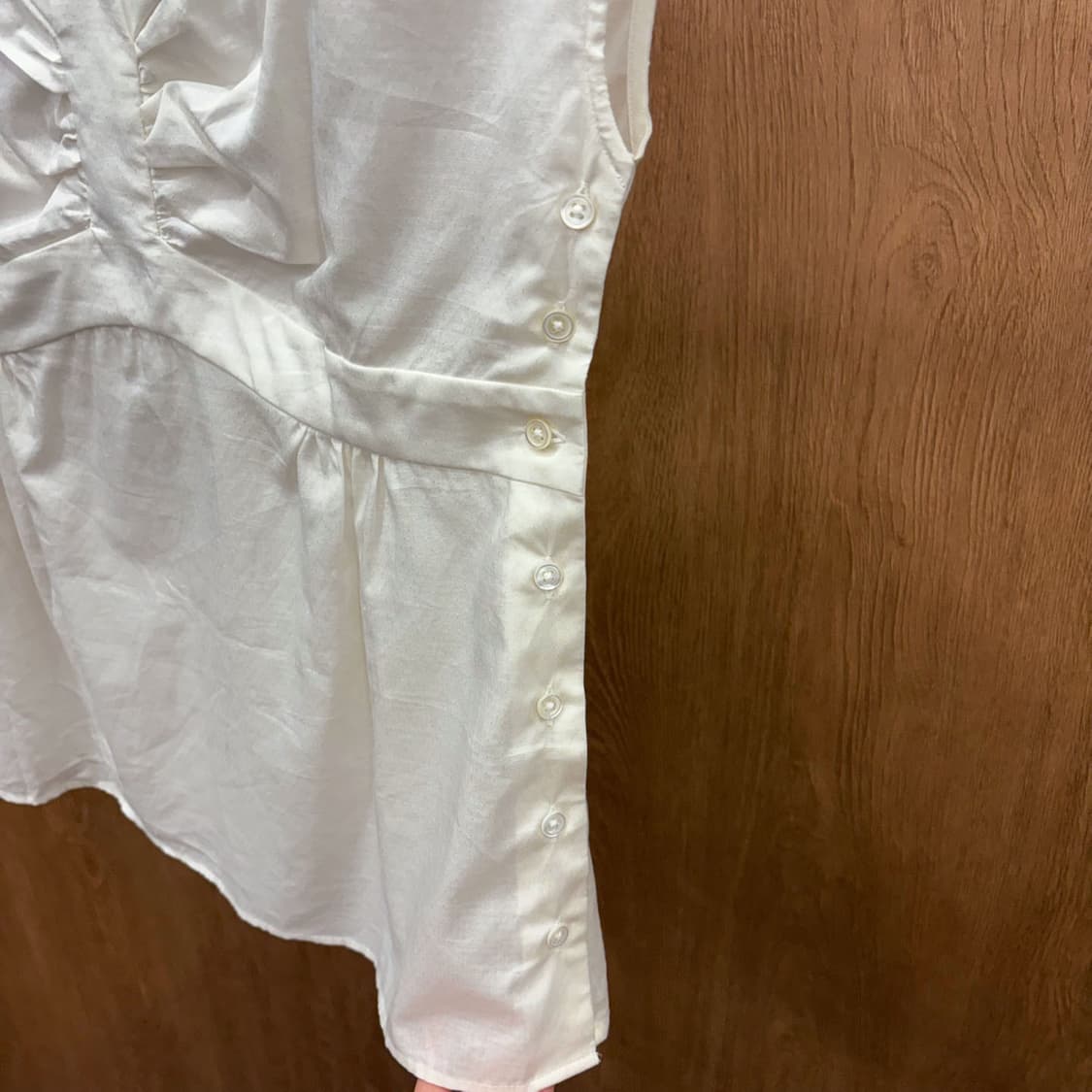 마가렛호웰 브이넥 슬리브리스 블라우스 셔링 사이드 버튼업 디테일 아이보리 상품이미지7