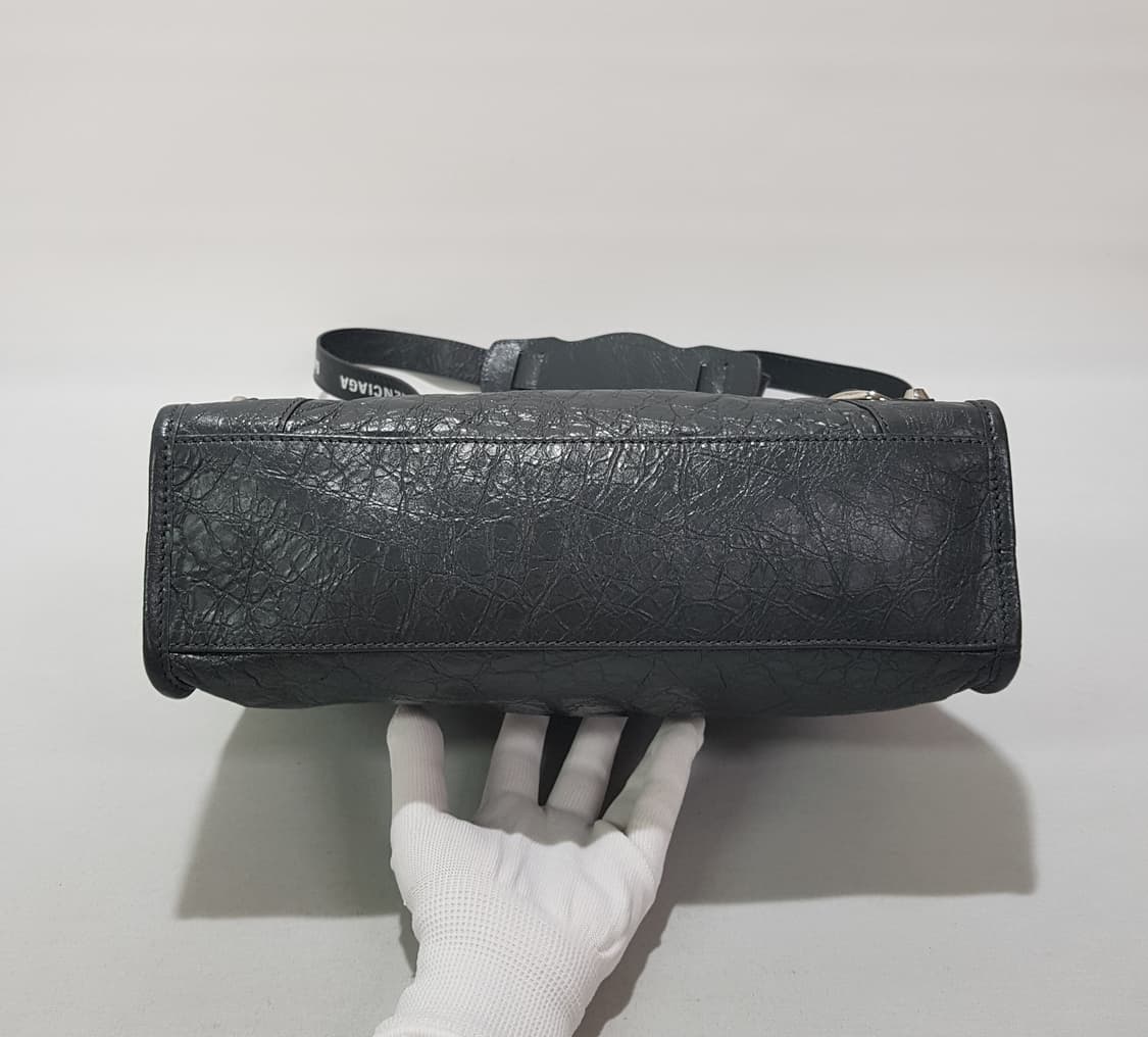 발렌시아가 클래식 모터백 스몰 로고스트랩 431621 상품이미지8