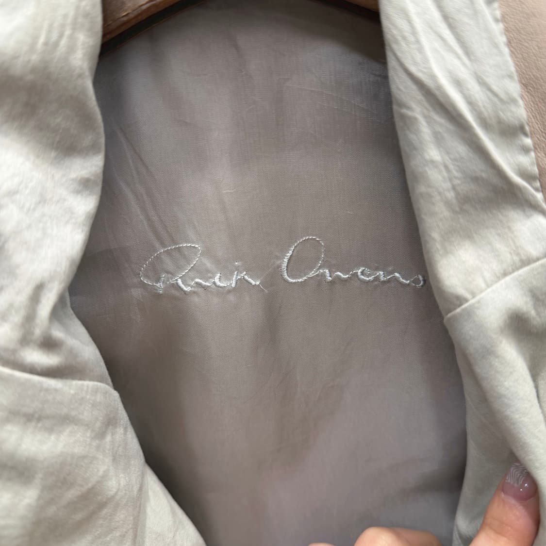 릭 오웬스 코튼 자켓 드레이프 카라 언밸런스 지퍼 디테일 슬림핏 베이지 상품이미지6