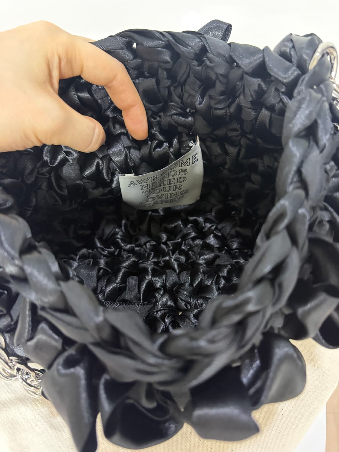 어썸니즈 핸디크래프트 글로우 백 블랙 상품이미지2