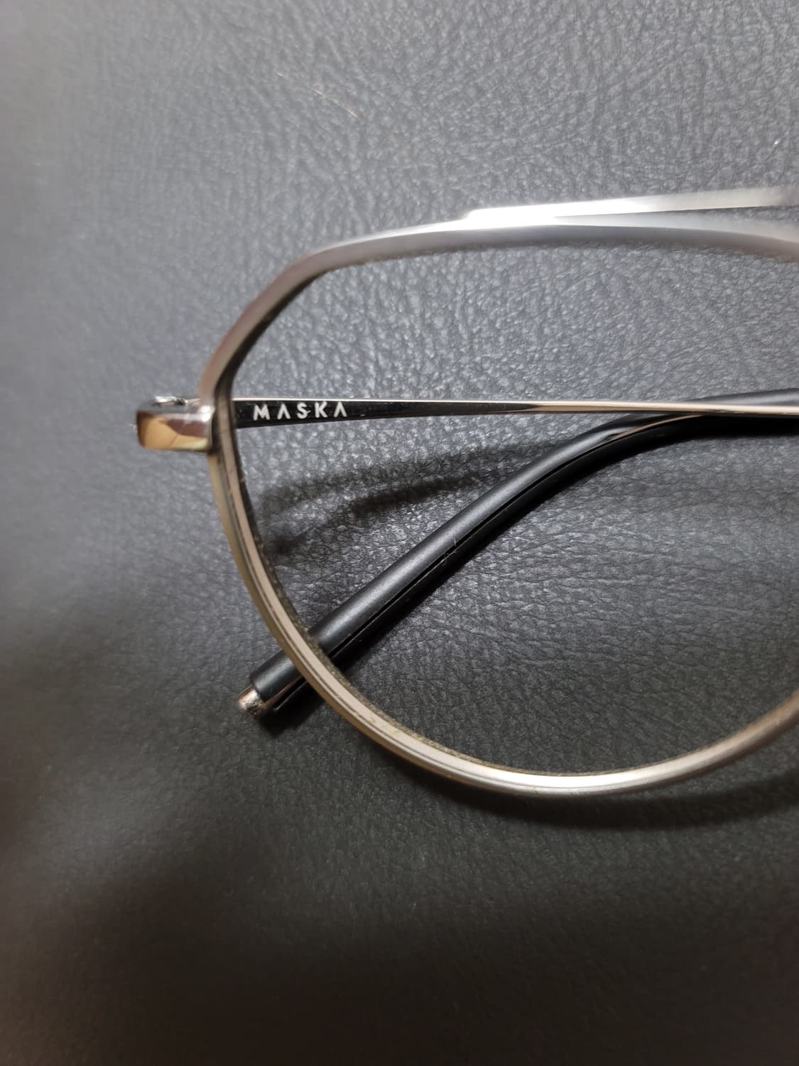 마스카 실버 티타늄 안경테 정품 일본 정품 거의새것

 상품이미지2