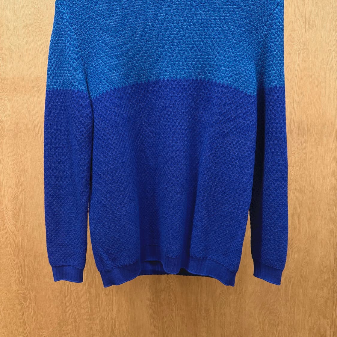 타임 라운드넥 니트 투톤 배색 와플 조직 텍스쳐 디테일 레귤러핏 블루 상품이미지5