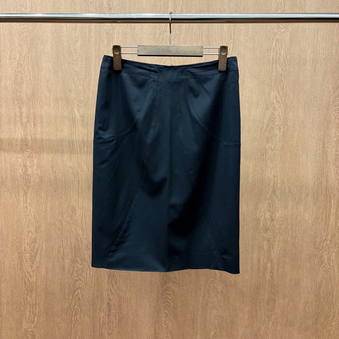 베르사체 코튼 미디 스커트 사선 절개 포인트 밑단 트임 디테일 블랙 상품이미지2