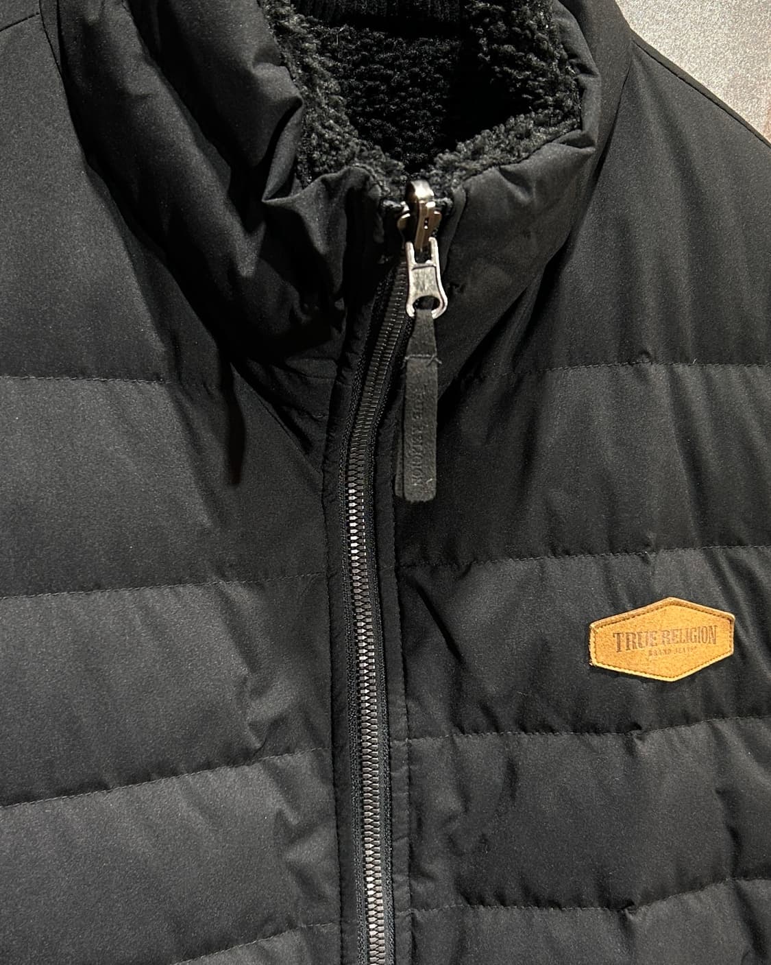 M 트루릴리전 패치로고 리버시블 블랙 플리스 패딩 상품이미지5