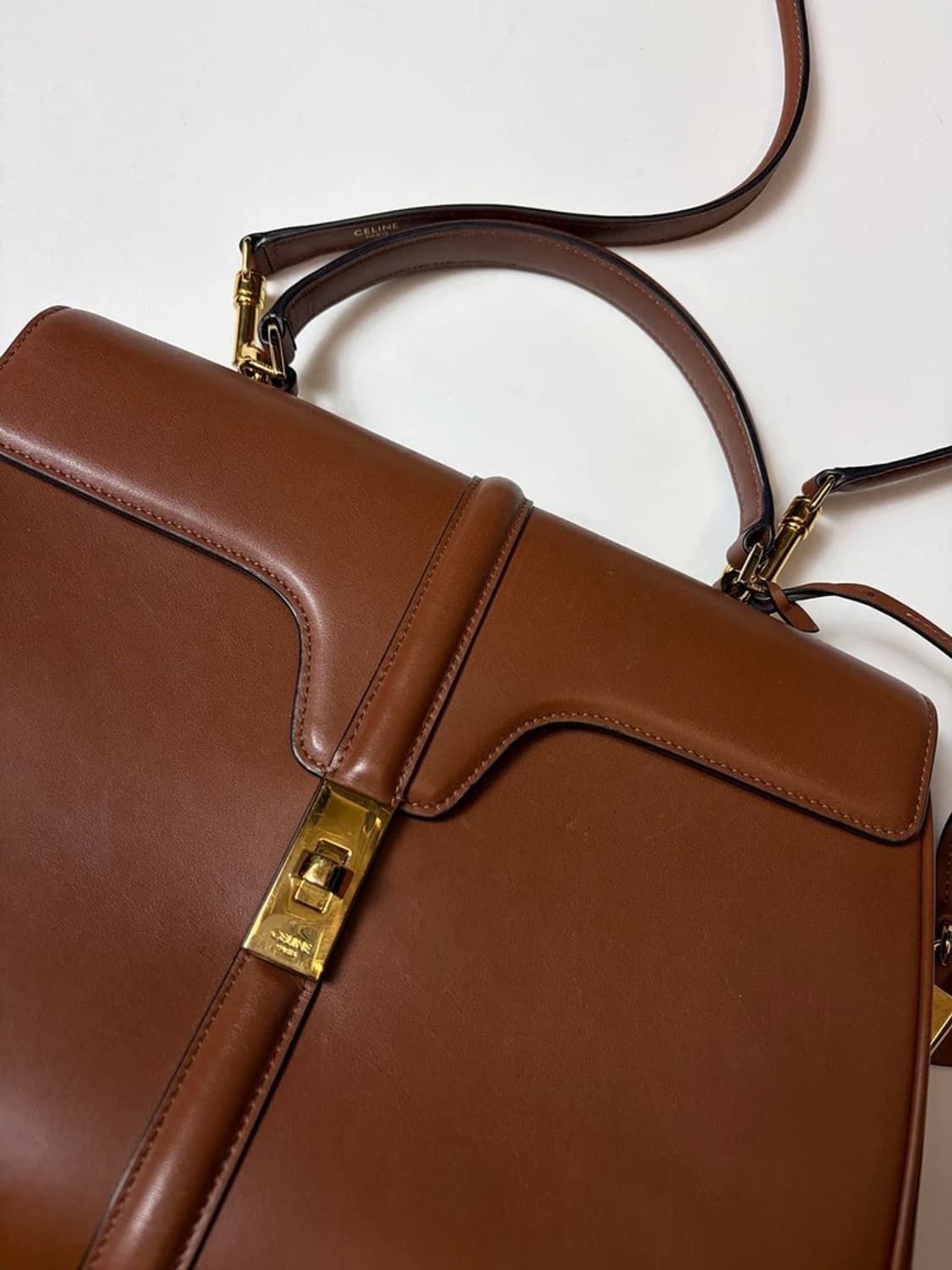 셀린느 클래식 16 백 내추럴 미디움 카프스킨 탠 숄더백 Q1529 상품이미지2