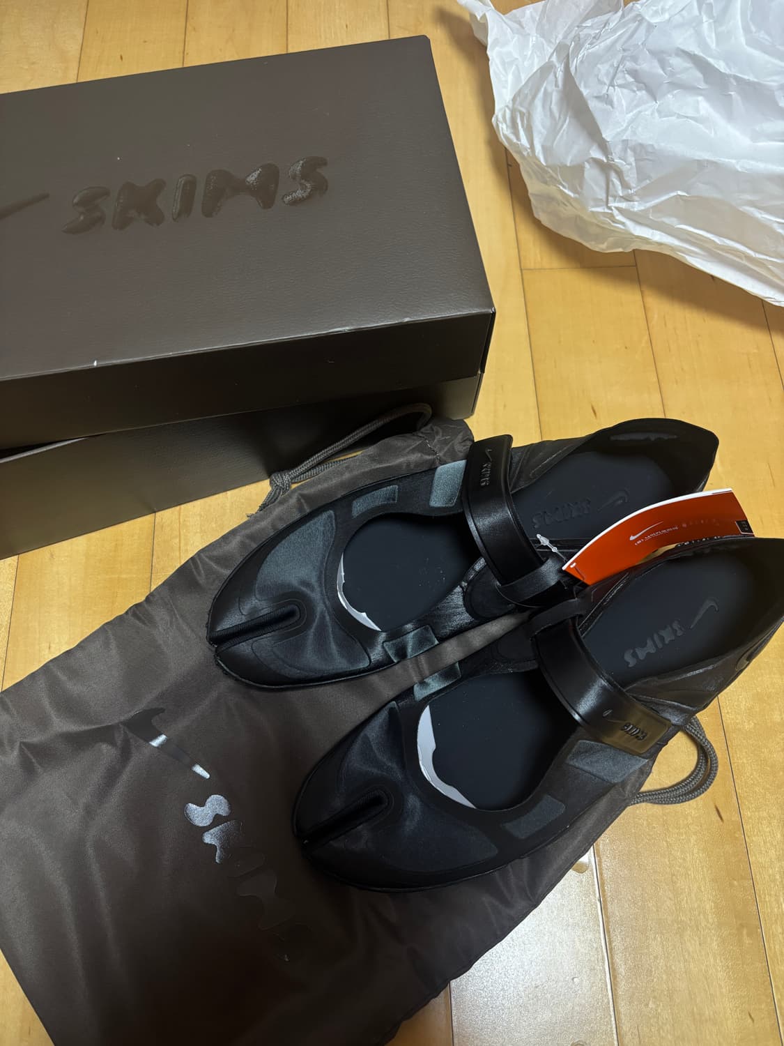 나이키 스킴스 리프트 사틴 블랙 상품이미지2