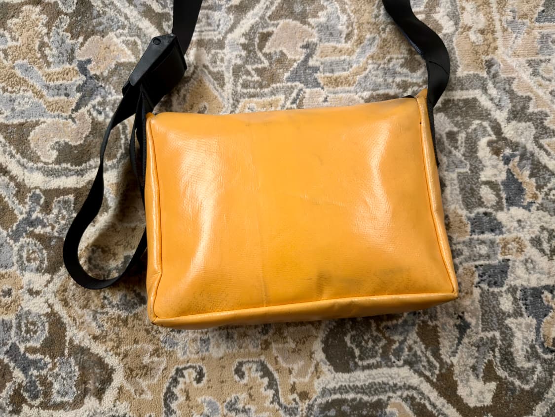 [프라이탁] F11 라씨 유광 옐로우 & 빅레터링 전사 (S급/민트택O) 상품이미지4