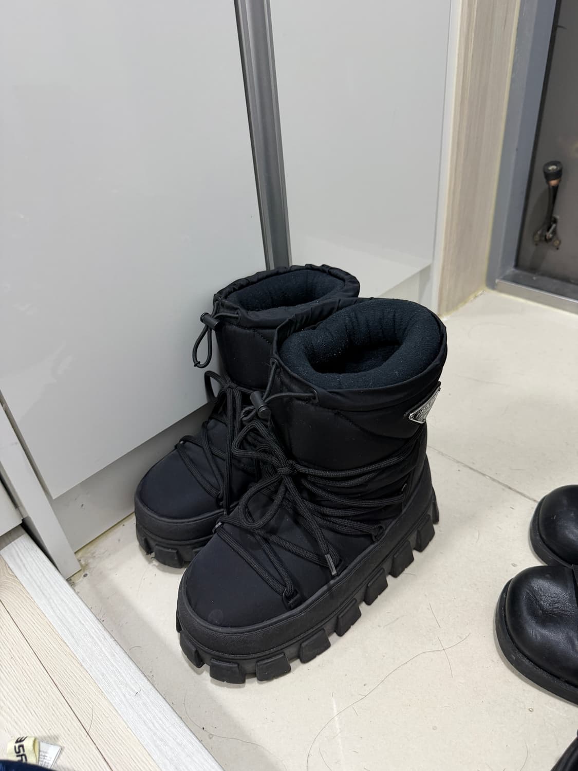 프라다 22ss 스키부츠 블랙 상품이미지3