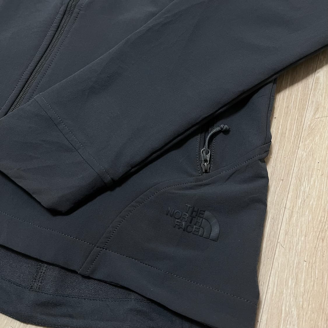 노스페이스 여성 써클 로고 소프트쉘 집업자켓 [블랙] M/95 상품이미지6