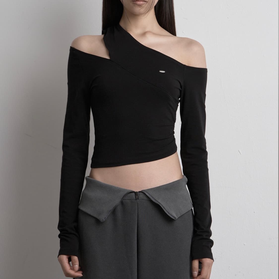 시너진 SHIRRING UNBALANCED LONG SLEEVE BLAC 상품이미지2