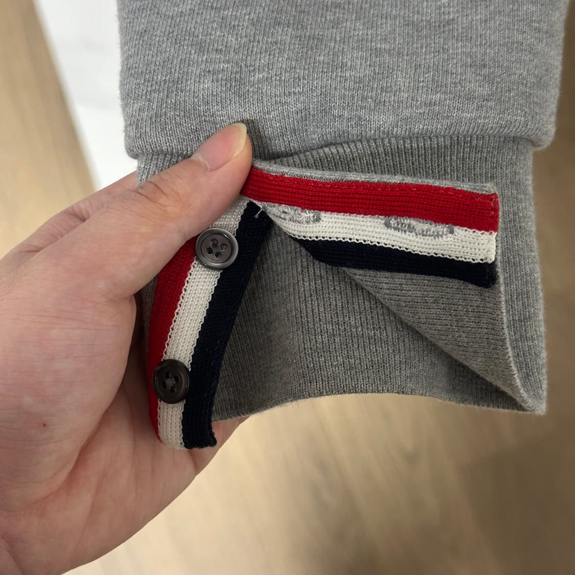 [5] 톰브라운 백삼선 맨투맨 그레이 상품이미지6