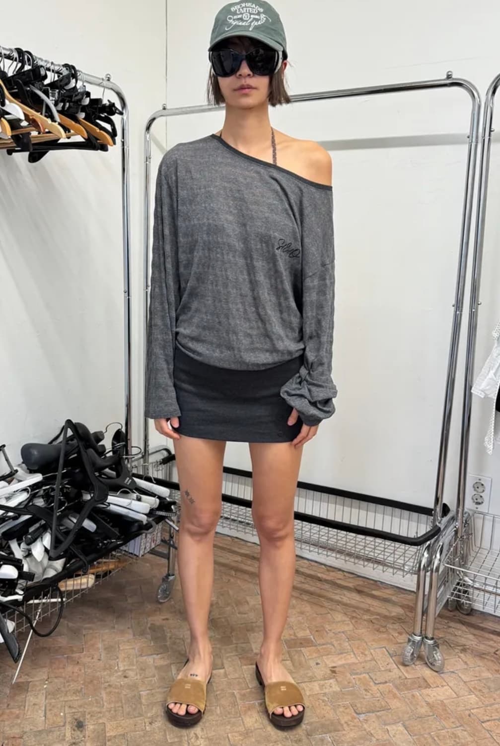 SEO RIBBED HEM OFF-SHOULDER TOP CHARCOAL 상품이미지3