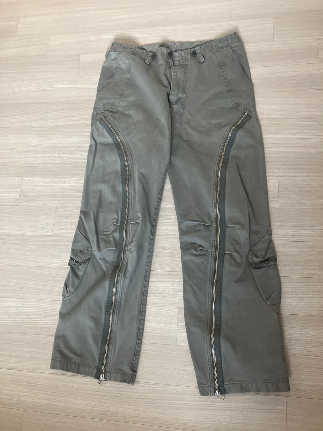 코스트 퍼 킬로 커브드 지퍼 팬츠 팔아요 상품이미지1