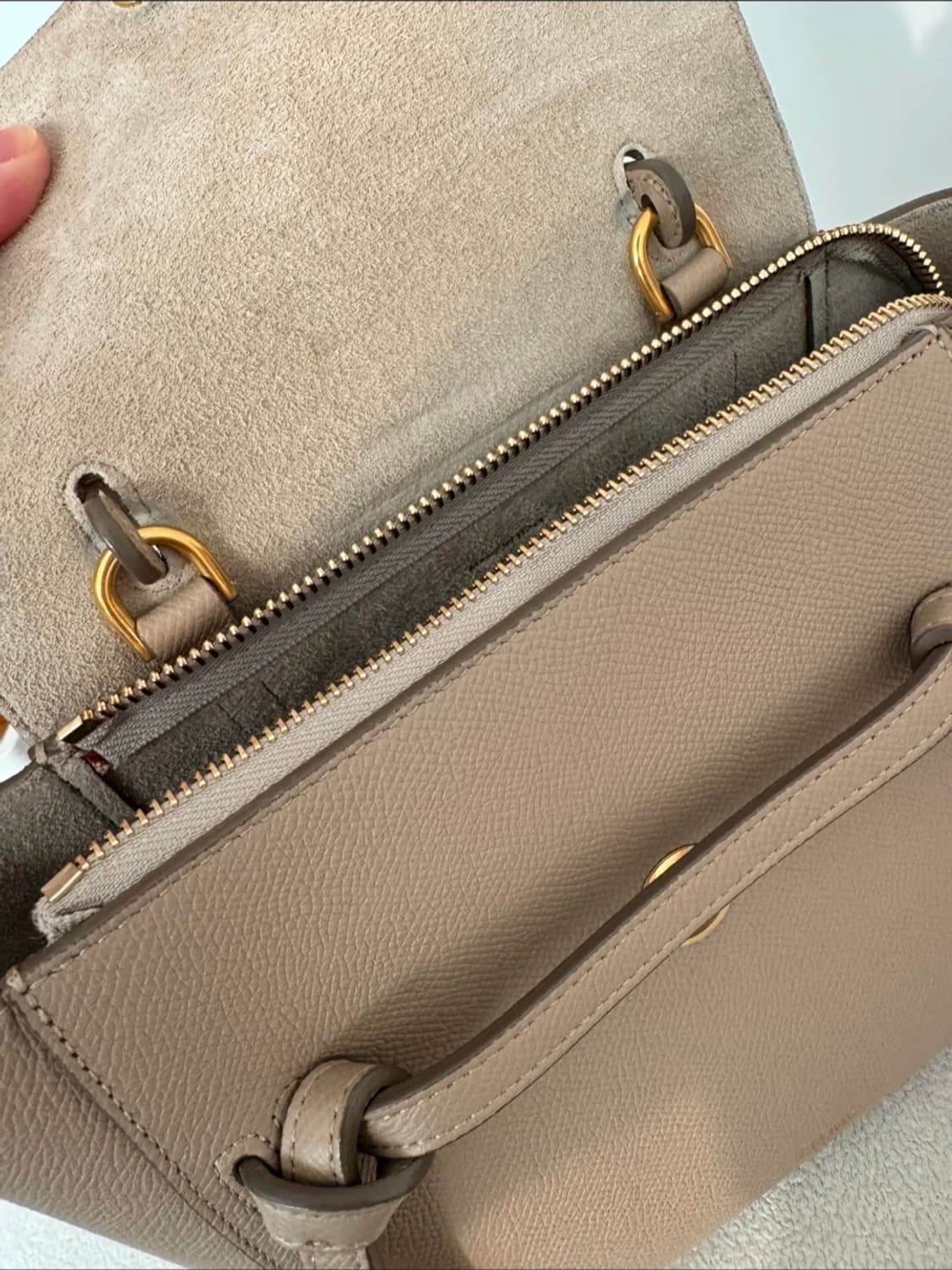 셀린느 벨트백 나노 라이트토프 상품이미지7