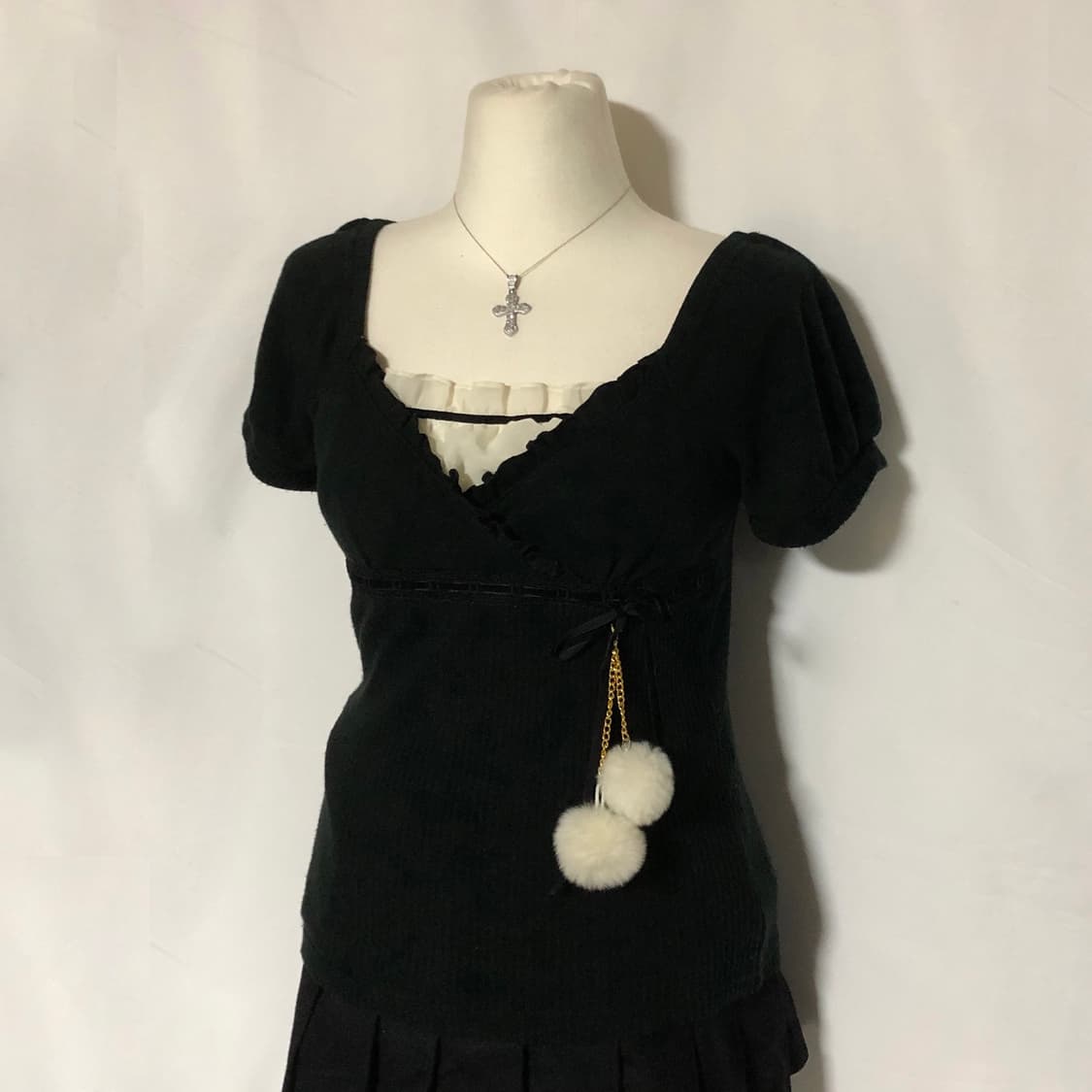 폼폼 리본 퍼프 슬리브 니트 탑 블랙 상품이미지5