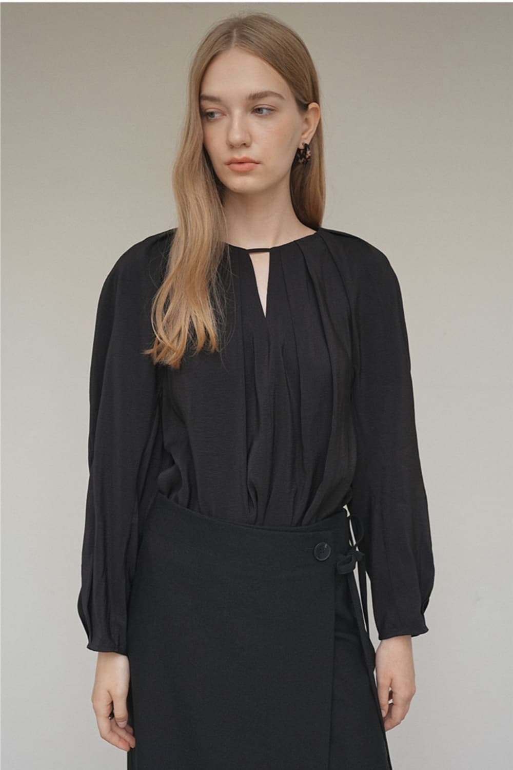 (새상품) 온앤온 블랙 블라우스 상품이미지3