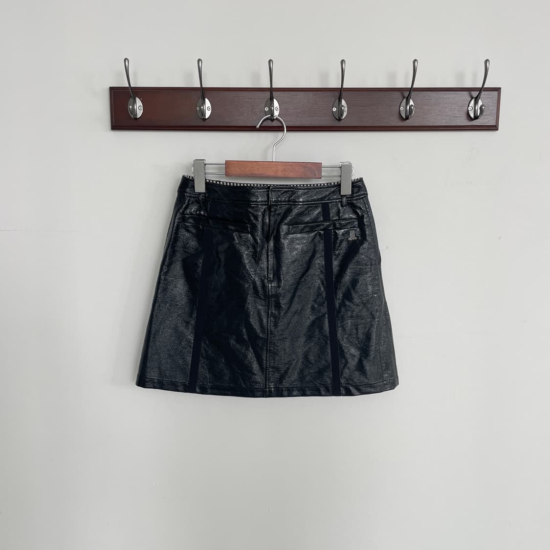 랑방 블랙 레자 미니 스커트 상품이미지4