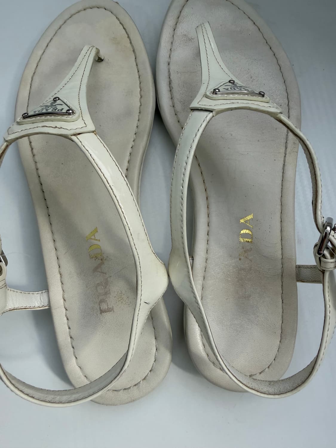 정품) 프라다 삼각로고 화이트 쪼리 샌들 37 상품이미지7