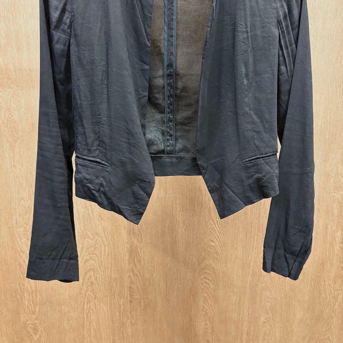 띠어리 긴팔 오픈 자켓 크런치 텍스처 포켓 어깨 셔링 디테일 슬림핏 블랙 상품이미지5