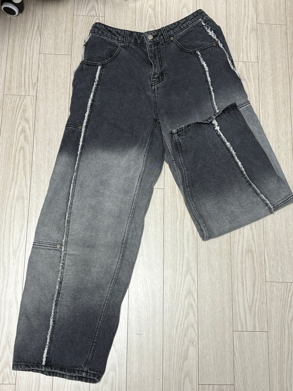 크리틱 DEVIDED RAW EDGE DENIM PANTS BLACK 상품이미지4